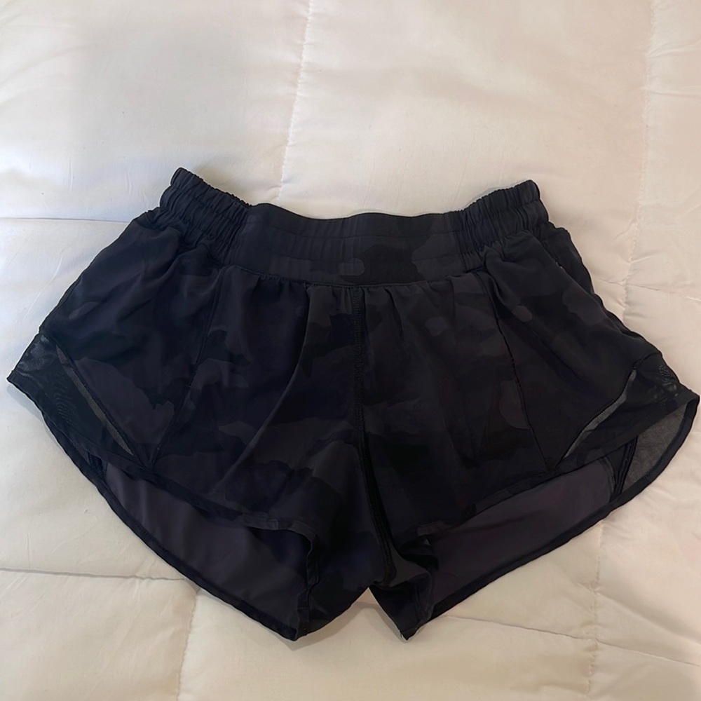 Lululemon Hotty Hot 2.5” Lined Shorts in Black Camo